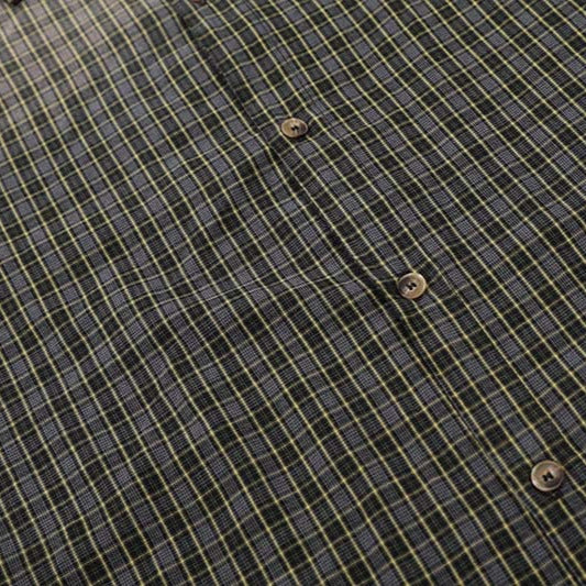 Camisa de manga corta a cuadros desgastada
