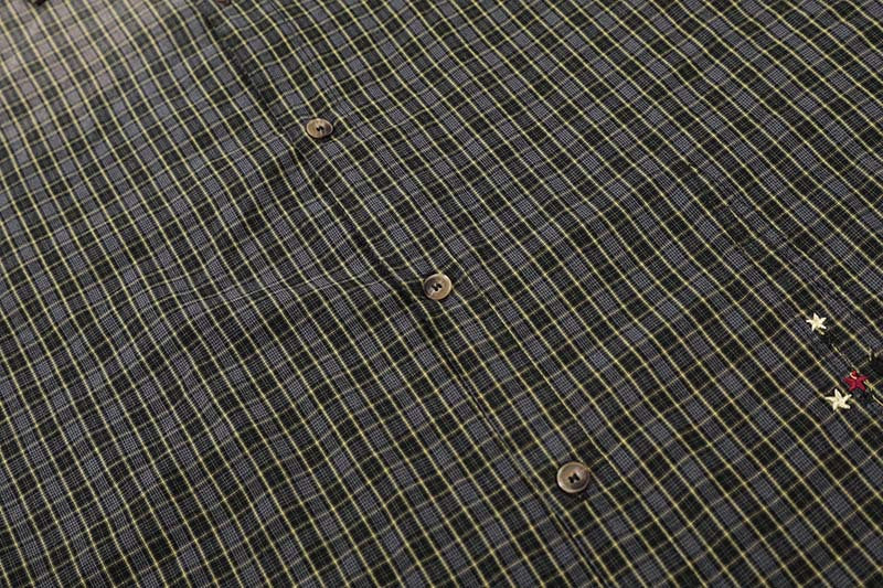 Camisa de manga corta a cuadros desgastada