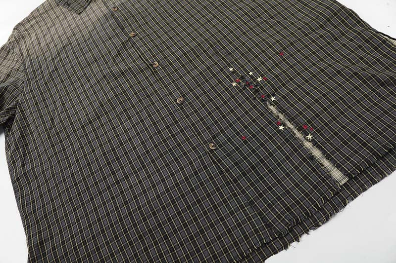 Camisa de manga corta a cuadros desgastada