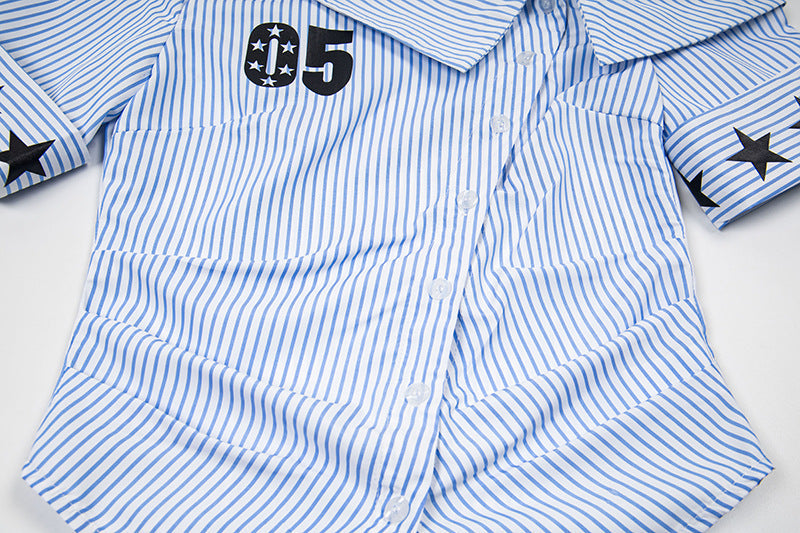 Camiseta gráfica asimétrica con hombros descubiertos