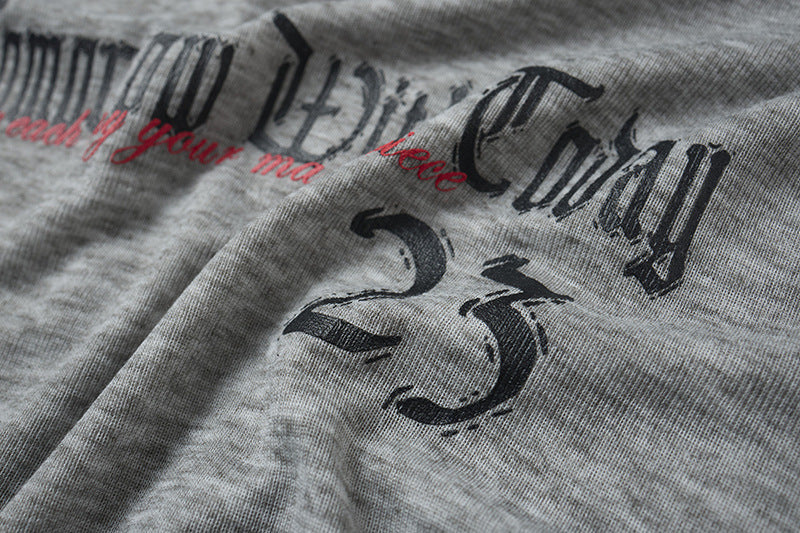 Camiseta de manga larga con letras góticas