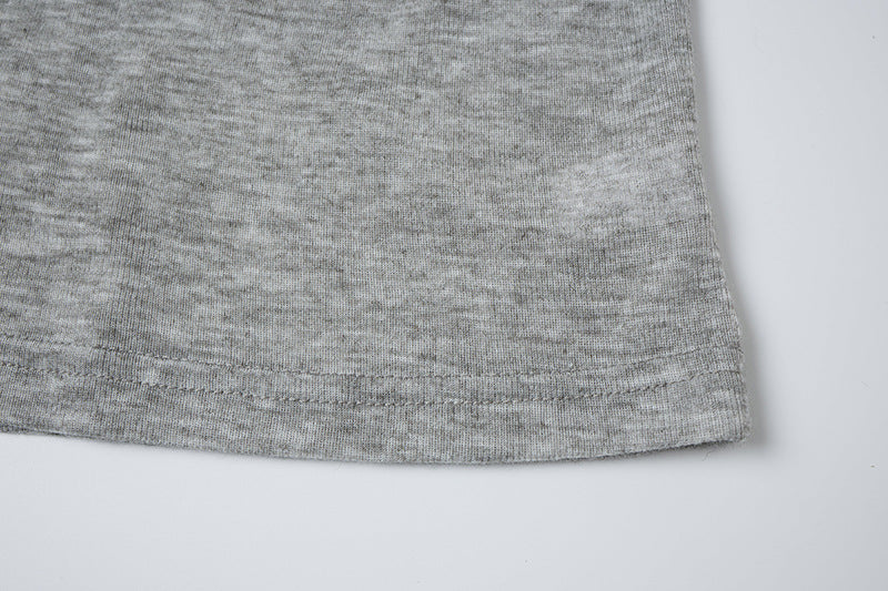 Camiseta de manga larga con letras góticas