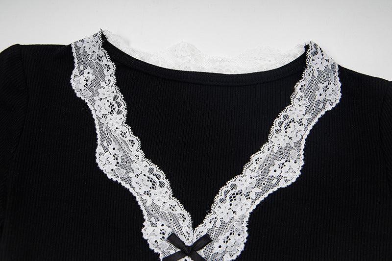 Top elegante con cuello en V y detalles de encaje