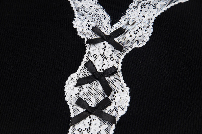 Top elegante con cuello en V y detalles de encaje