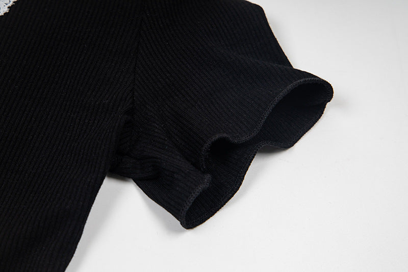 Top elegante con cuello en V y detalles de encaje