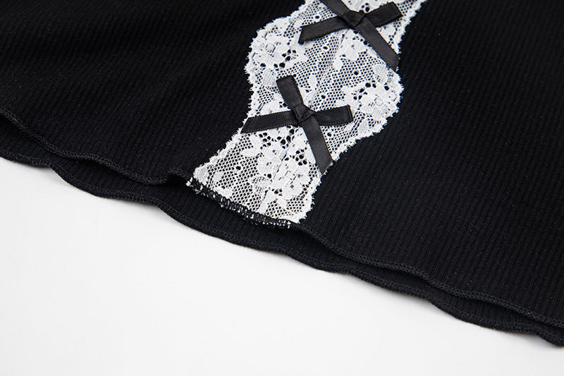 Top elegante con cuello en V y detalles de encaje