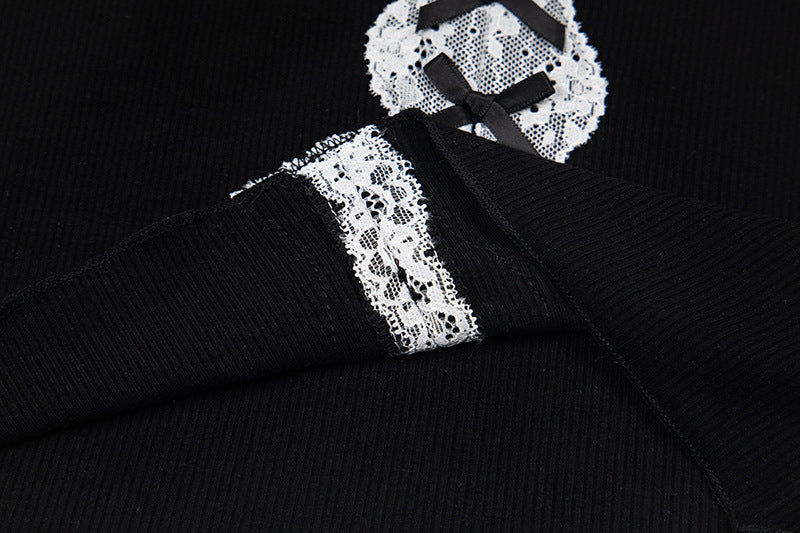 Top elegante con cuello en V y detalles de encaje
