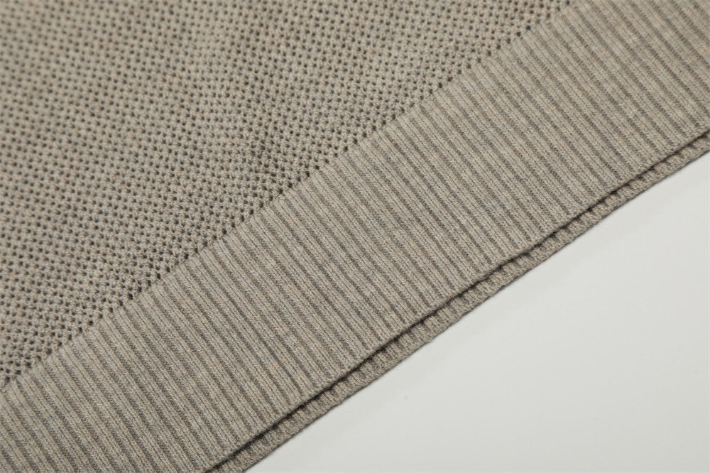 Polo beige claro y negro