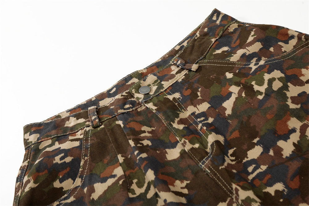 Pantalones cortos cargo anchos de camuflaje