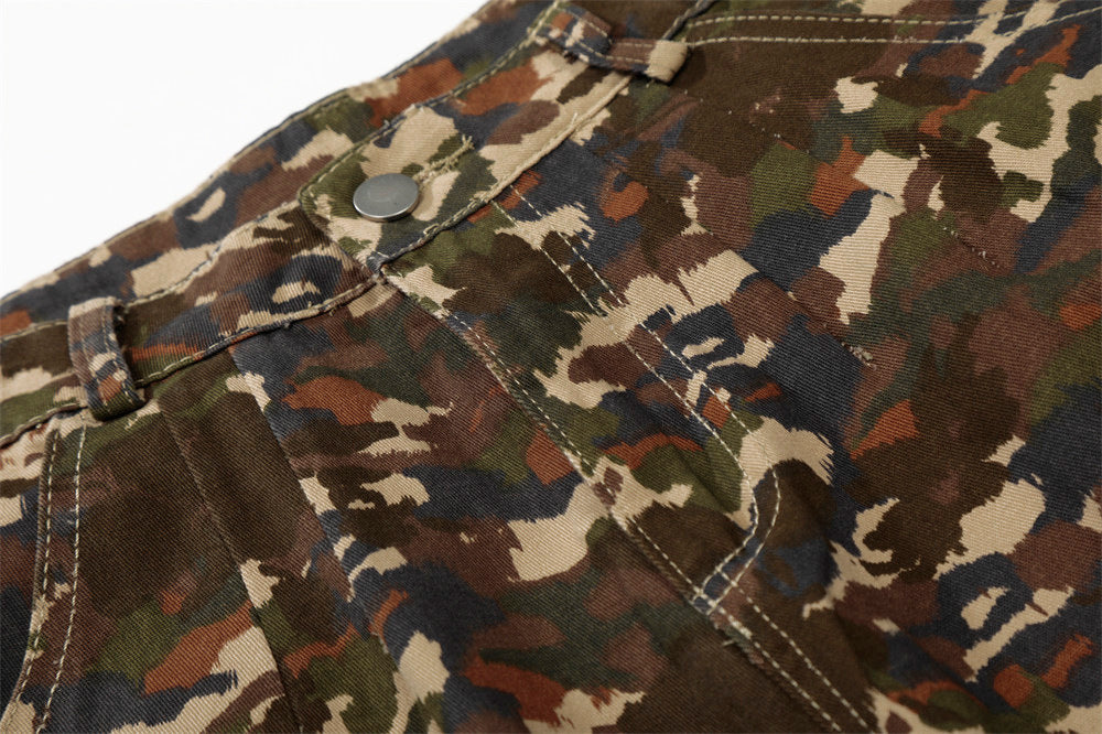 Pantalones cortos cargo anchos de camuflaje