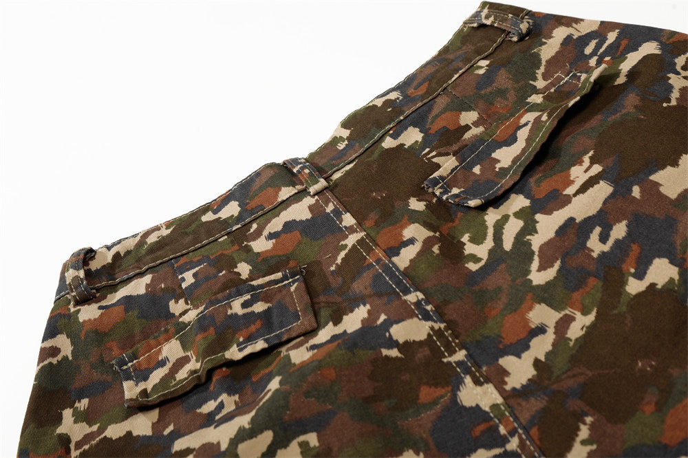 Pantalones cortos cargo anchos de camuflaje