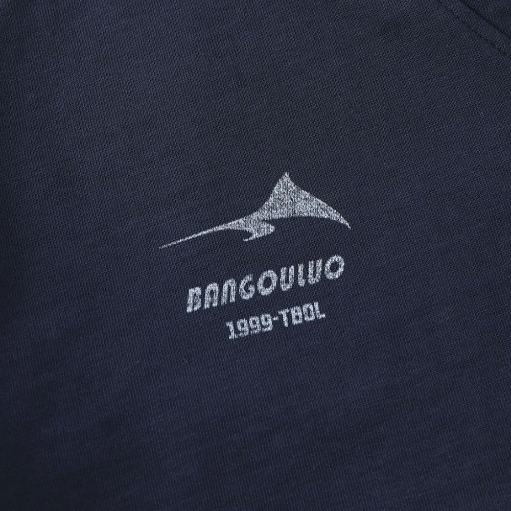 Camiseta con cuello de pico y gráficos vintage