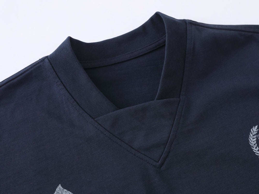 Camiseta con cuello de pico y gráficos vintage