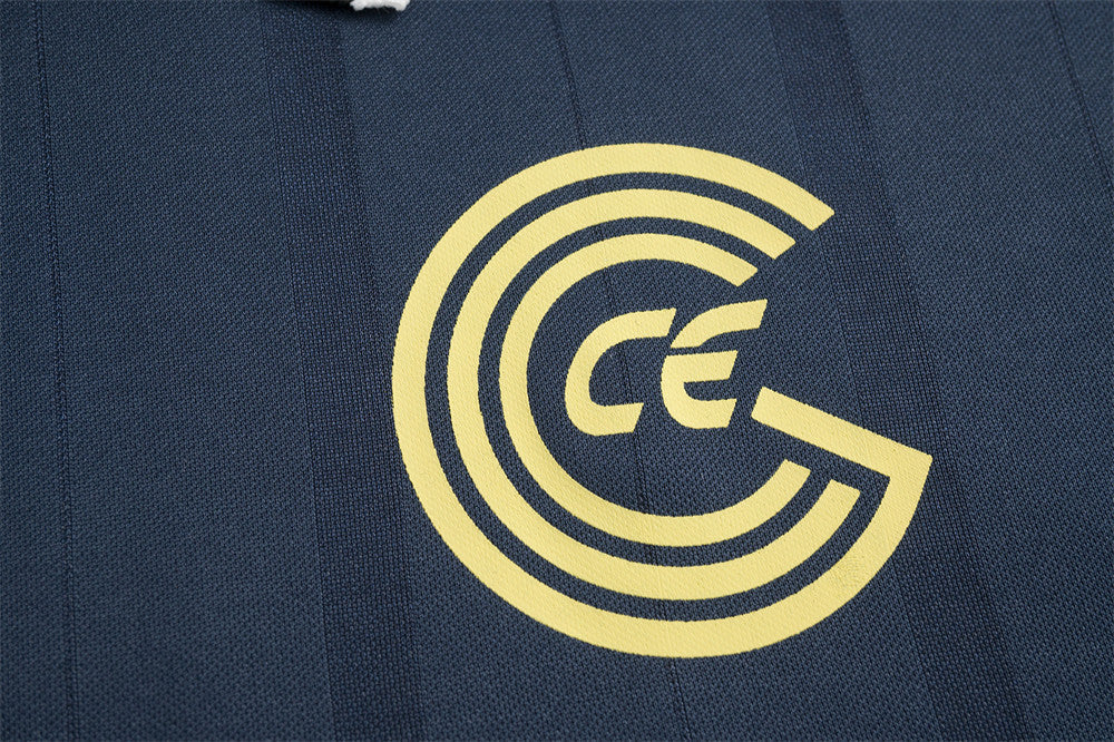 Playera polo gráfica con estampados llamativos