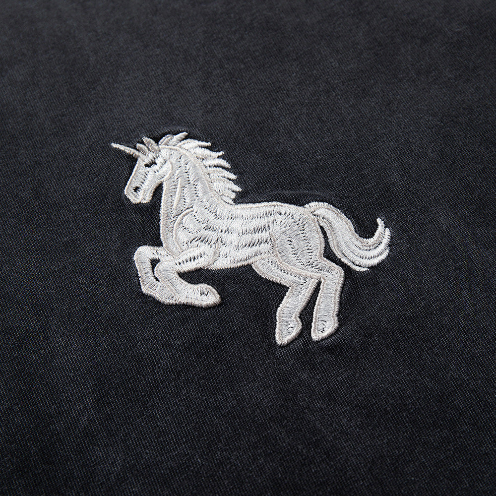 Camiseta de cuello redondo desteñida con diseño de unicornio