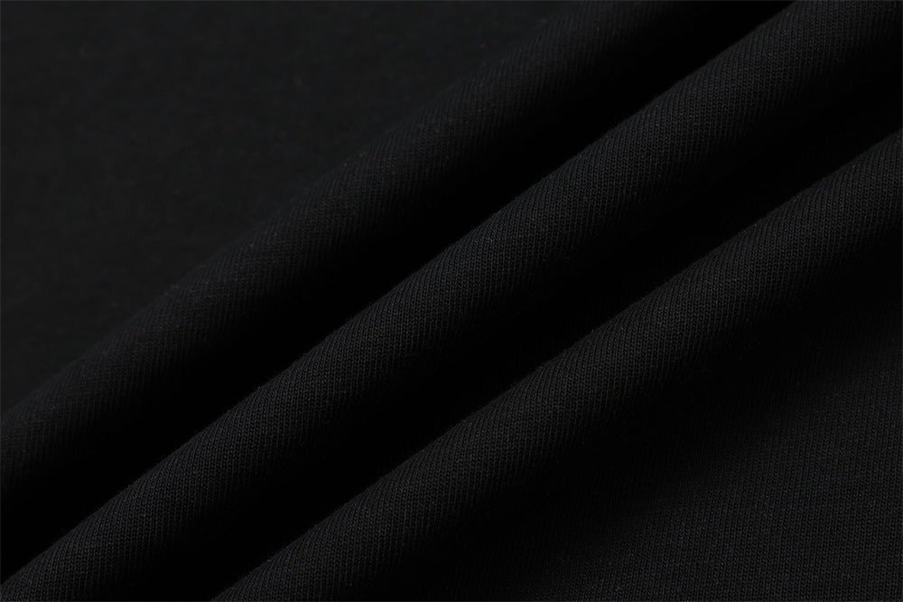 Camiseta Negra con Ojales Metálicos de Estilo Atrevido