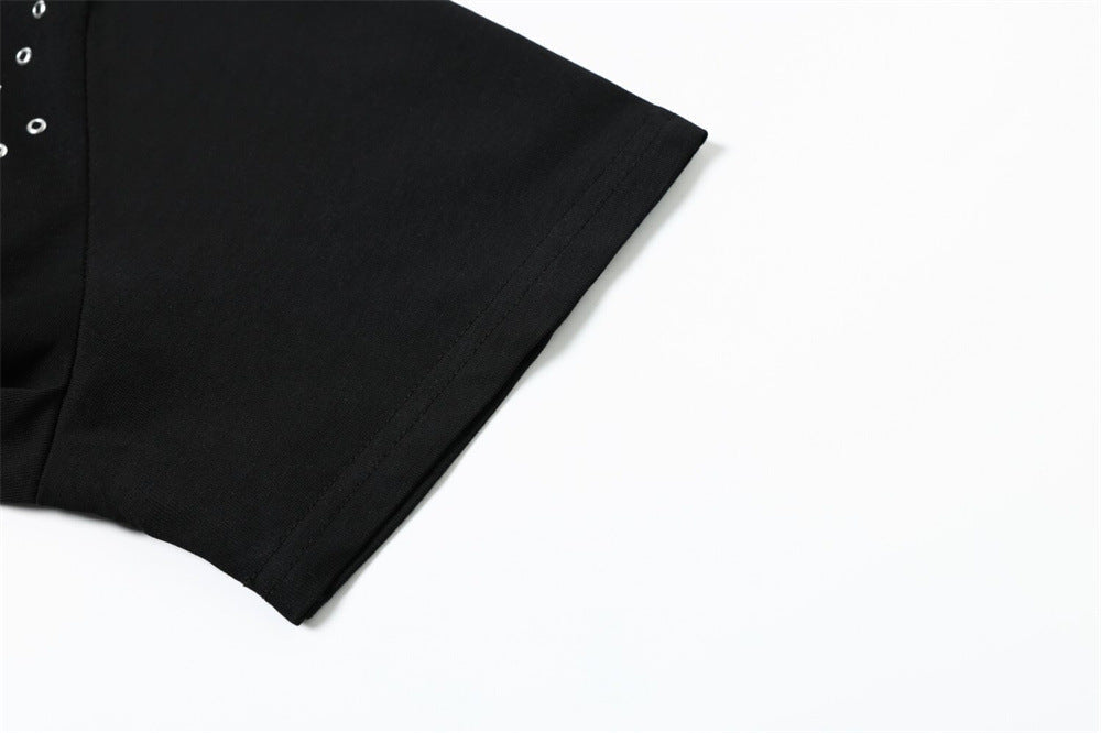 Camiseta Negra con Ojales Metálicos de Estilo Atrevido