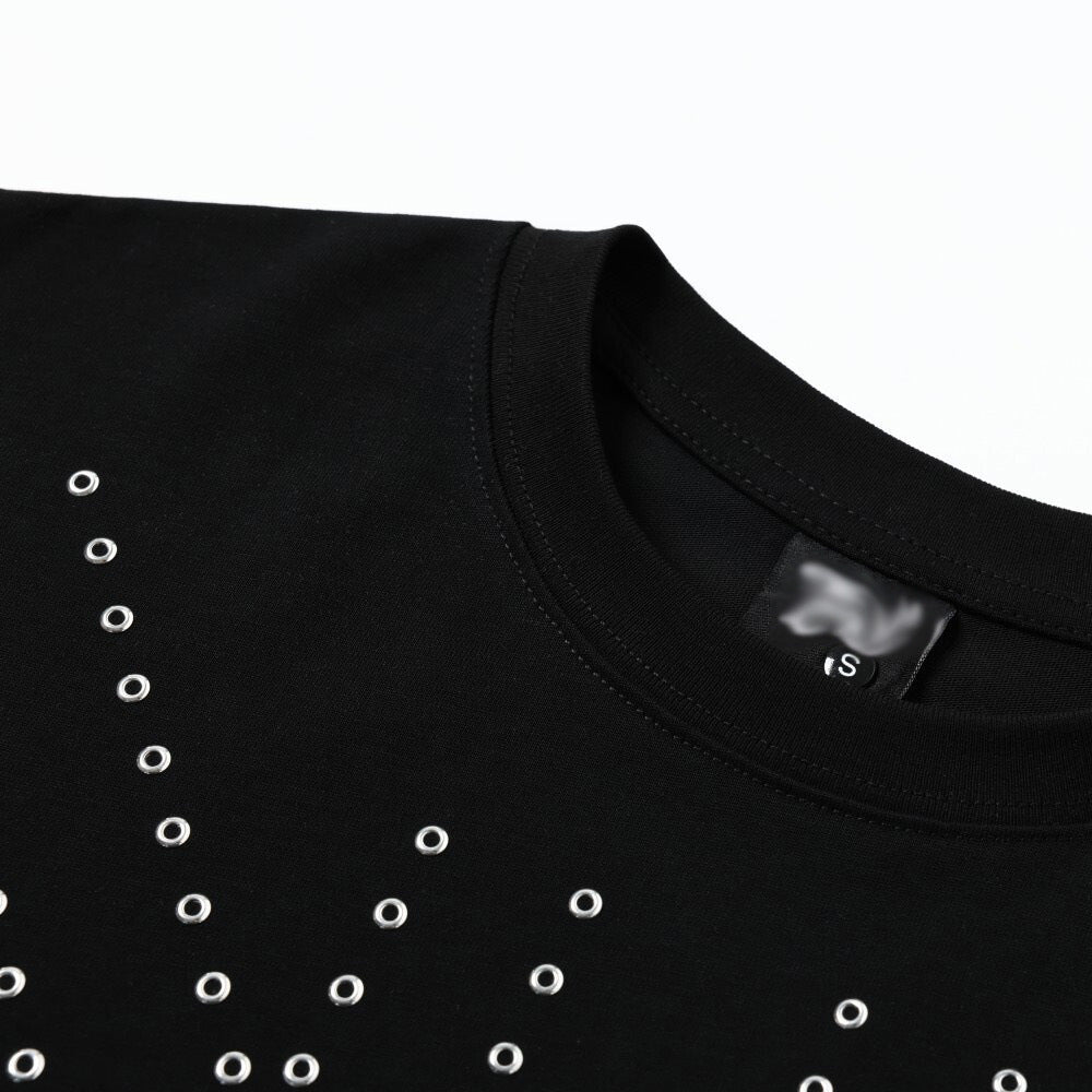 Camiseta Negra con Ojales Metálicos de Estilo Atrevido