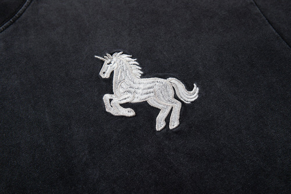 Camiseta de cuello redondo desteñida con diseño de unicornio