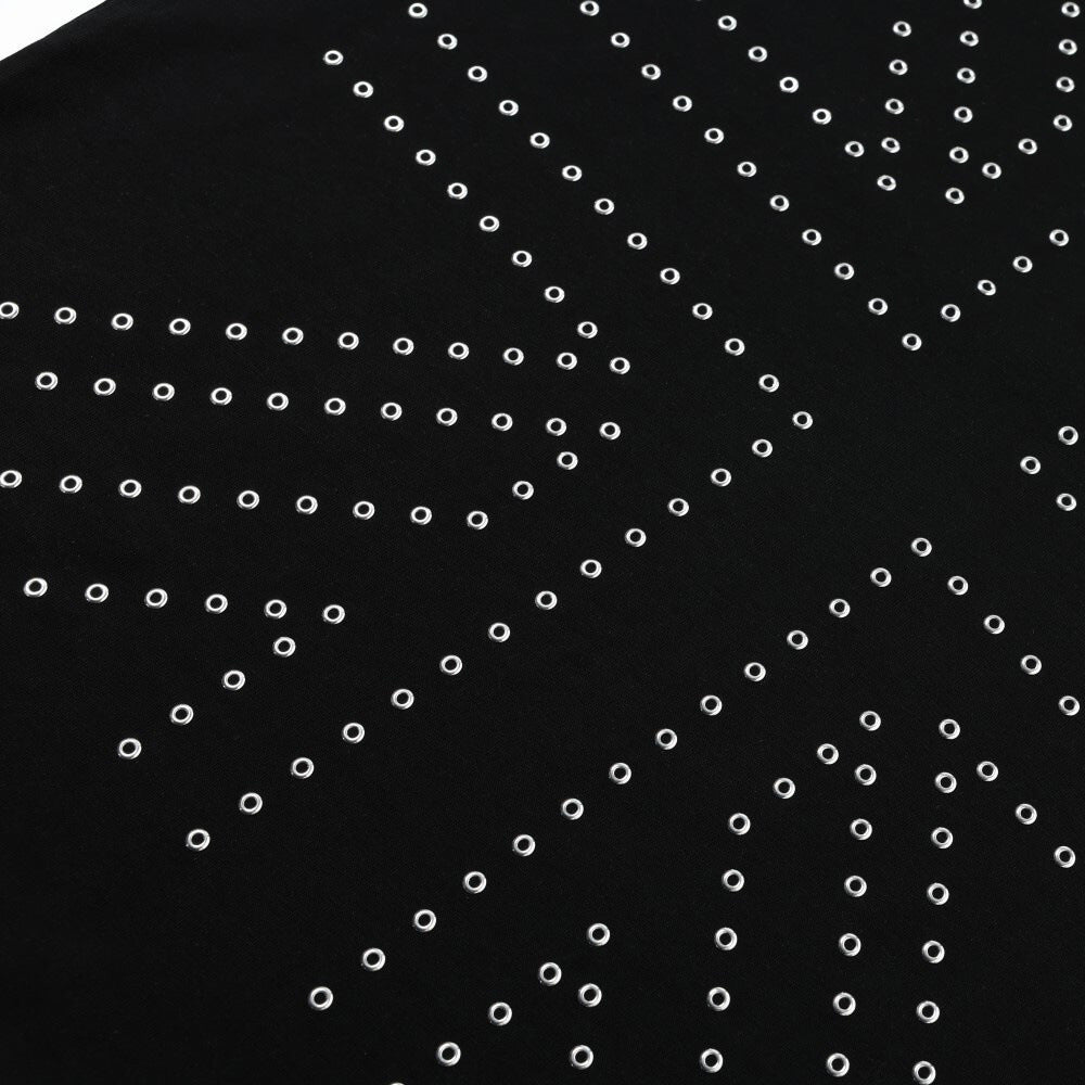 Camiseta Negra con Ojales Metálicos de Estilo Atrevido