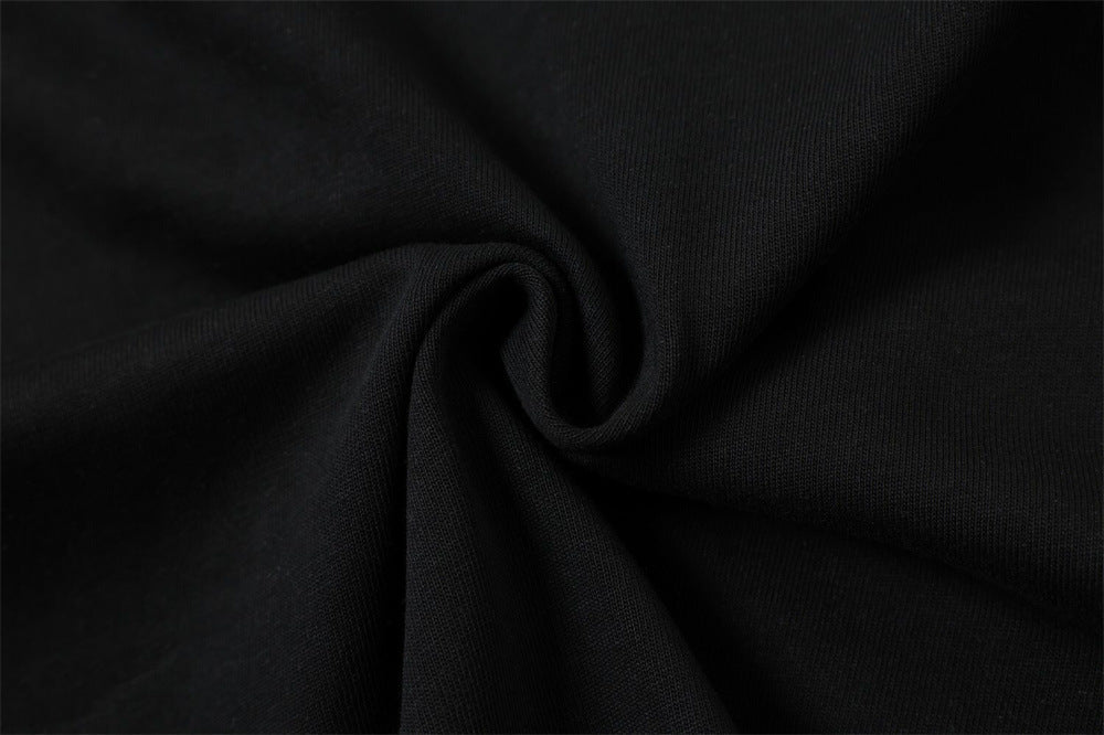 Camiseta Negra con Ojales Metálicos de Estilo Atrevido