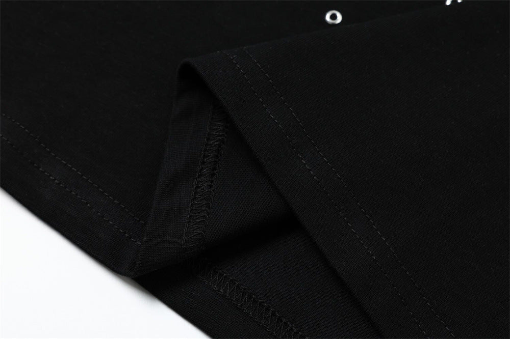 Camiseta Negra con Ojales Metálicos de Estilo Atrevido