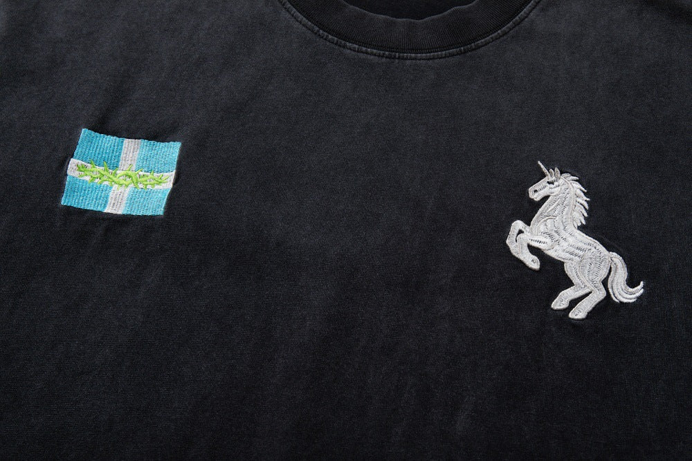 Camiseta de cuello redondo desteñida con diseño de unicornio