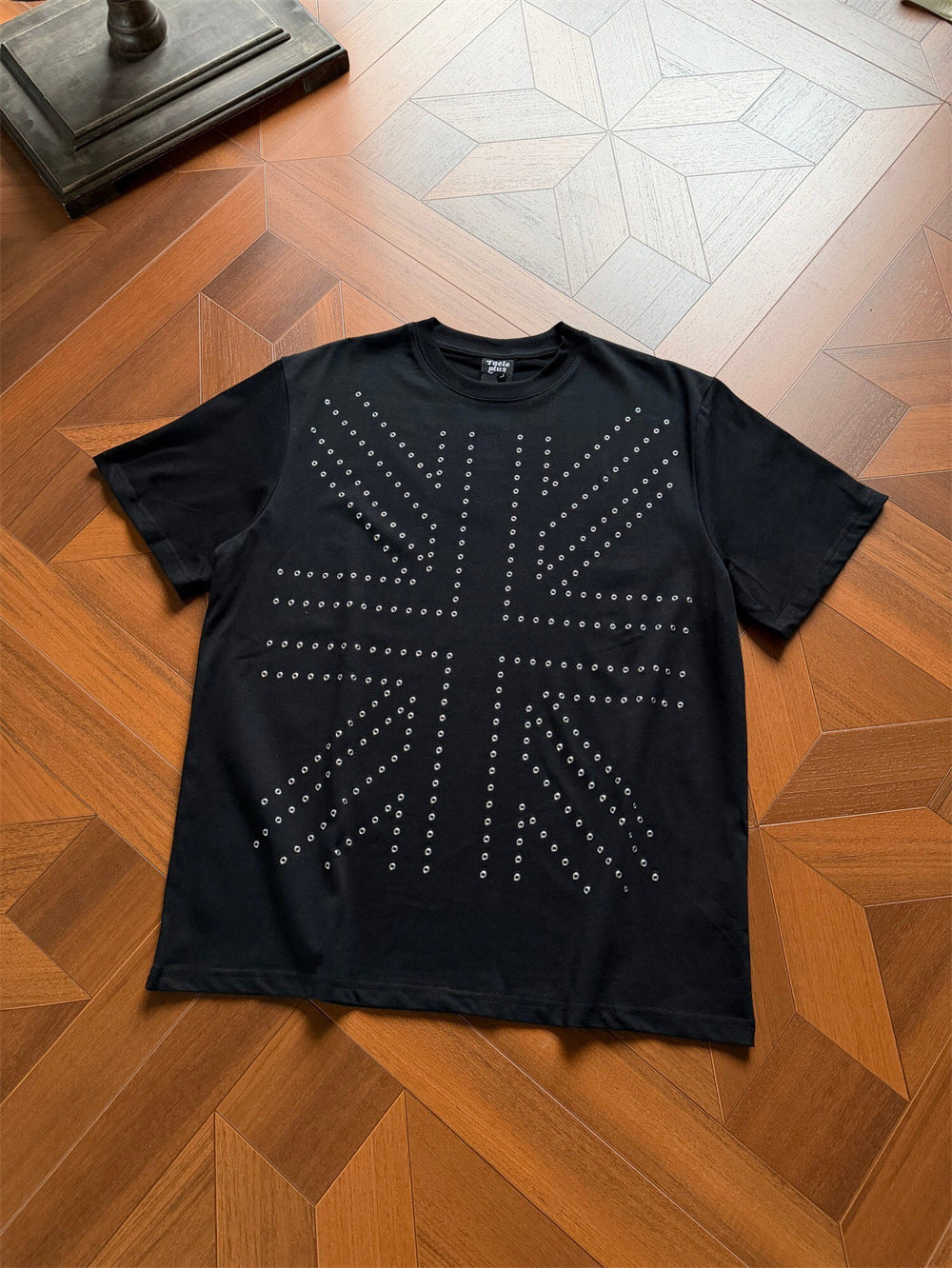 Camiseta Negra con Ojales Metálicos de Estilo Atrevido
