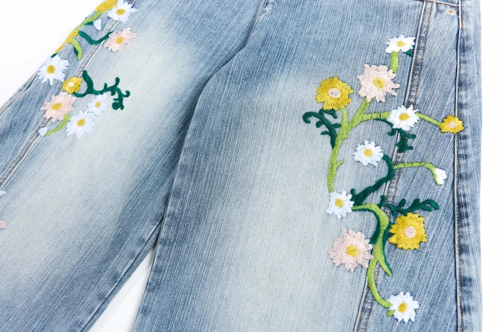 Vaqueros anchos con estampado de flores desgastadas y tiro alto