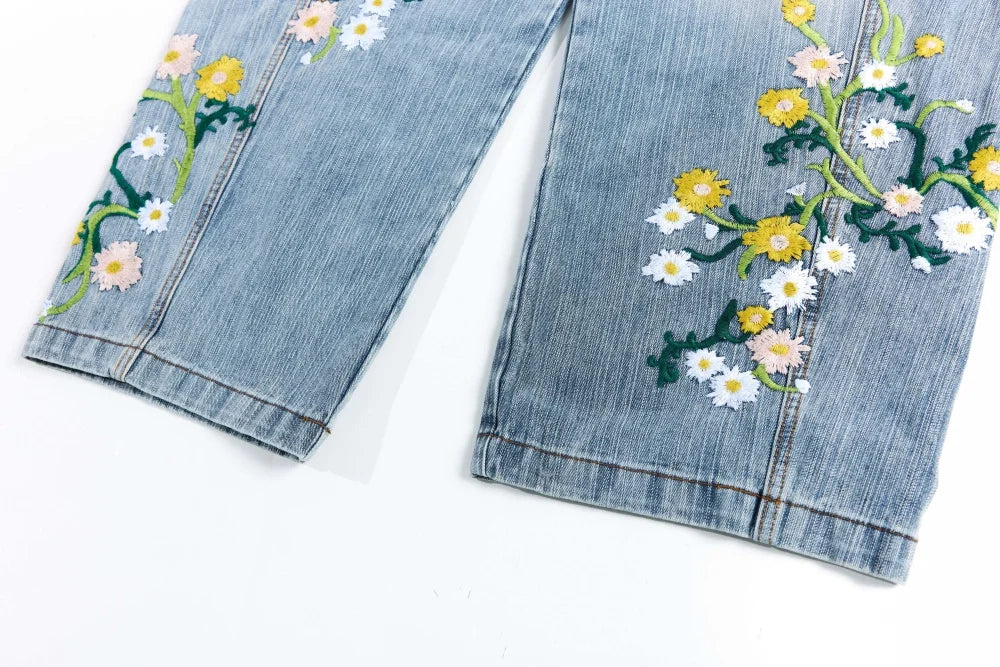 Vaqueros anchos con estampado de flores desgastadas y tiro alto