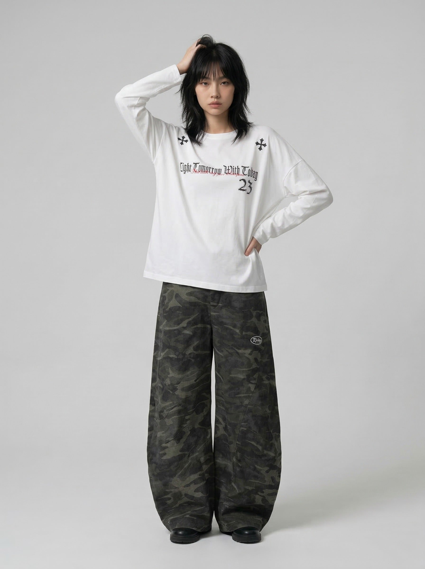Camiseta de manga larga con letras góticas