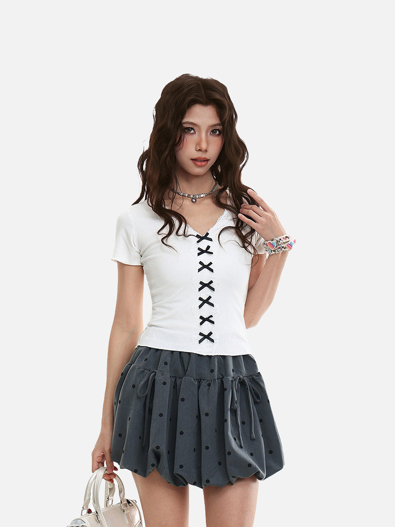 Top elegante con cuello en V y detalles de encaje