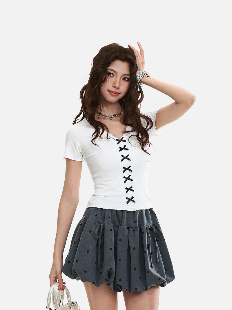 Top elegante con cuello en V y detalles de encaje