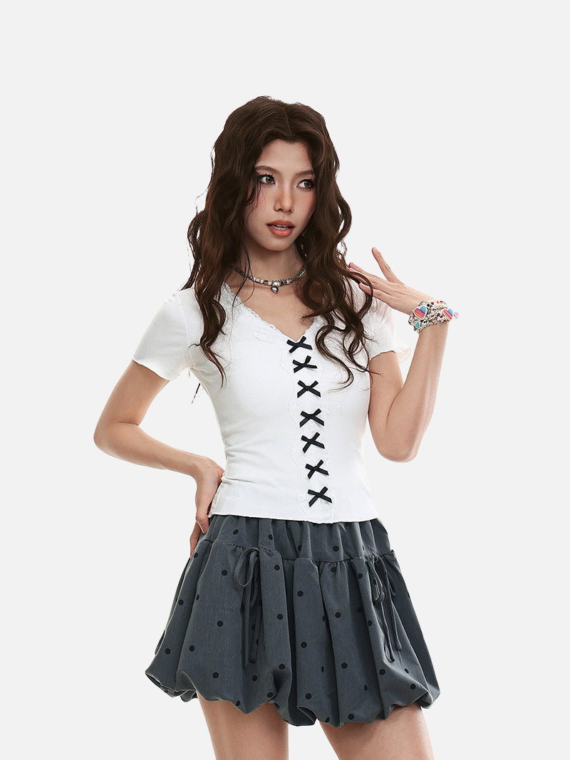 Top elegante con cuello en V y detalles de encaje