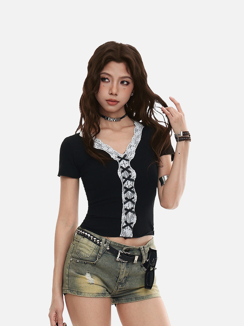 Top elegante con cuello en V y detalles de encaje