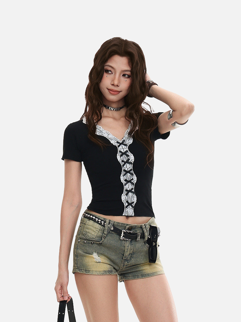 Top elegante con cuello en V y detalles de encaje