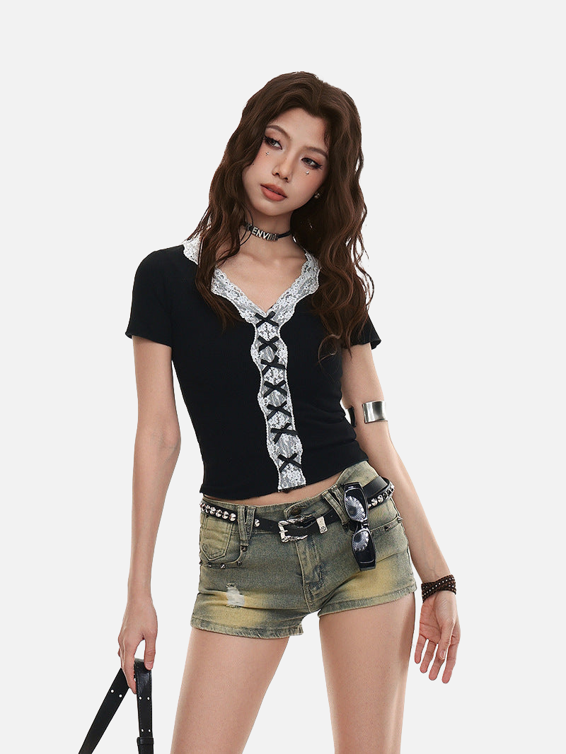 Top elegante con cuello en V y detalles de encaje