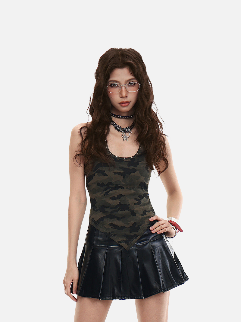 Camiseta sin mangas de camuflaje con tachuelas metálicas