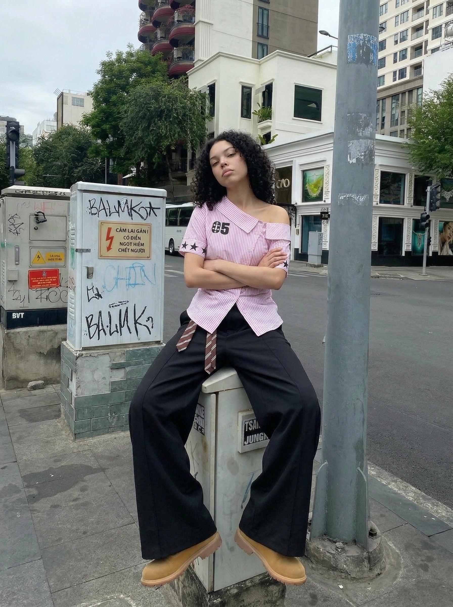 Camiseta gráfica asimétrica con hombros descubiertos