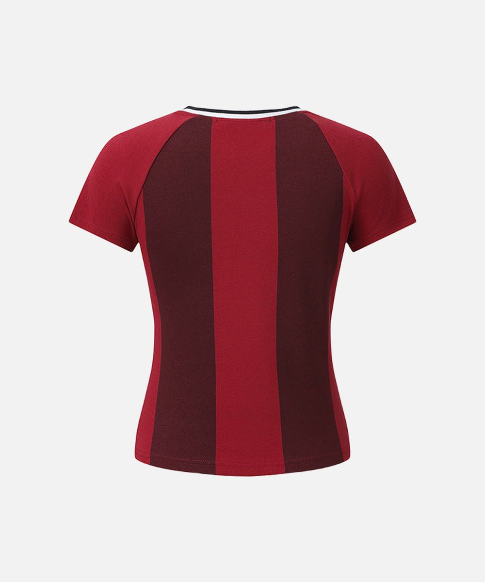 Camiseta con cuello de pico y bloques de color atrevidos