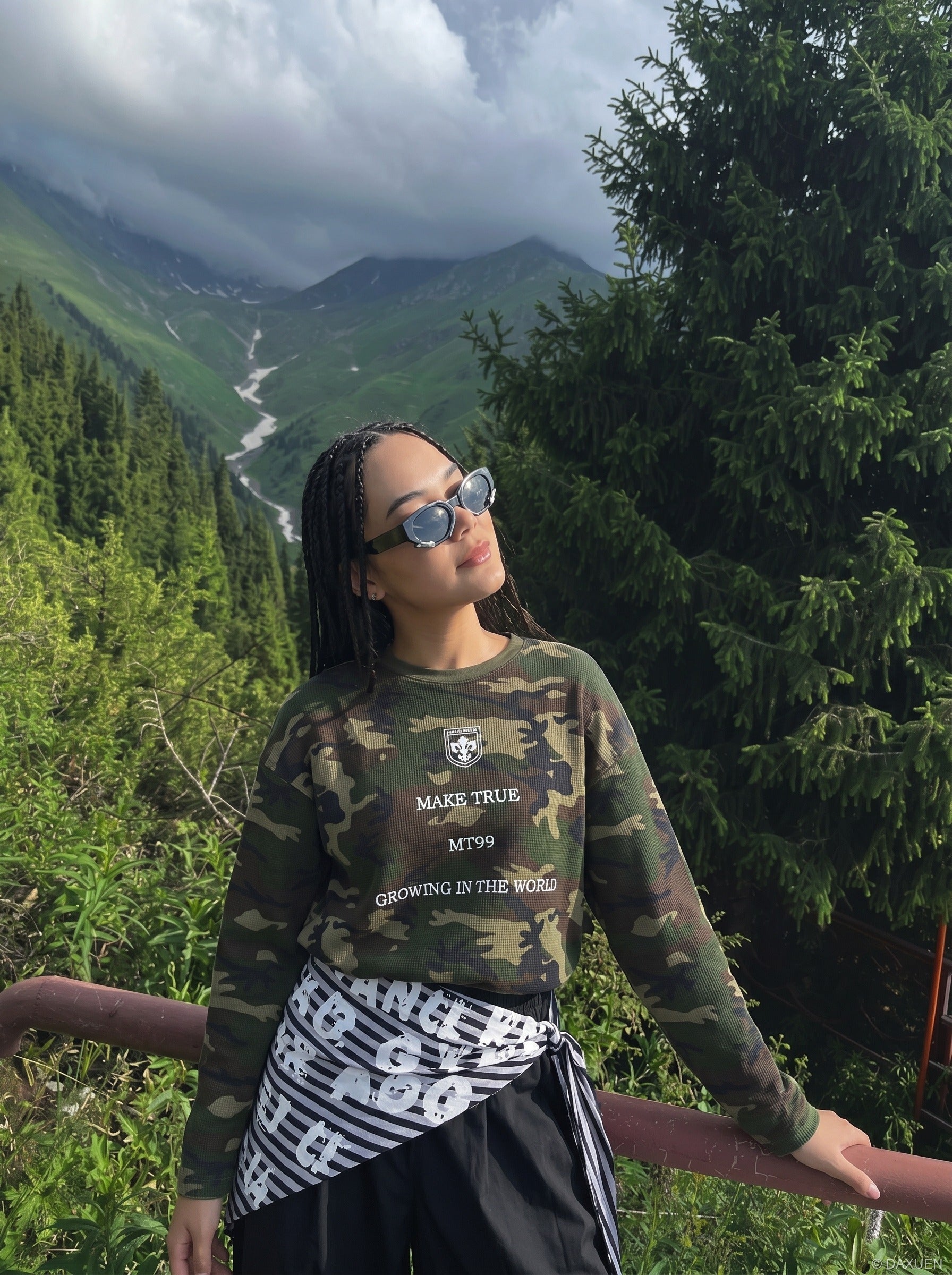 Blusa de manga larga de punto de gofre con estampado de camuflaje