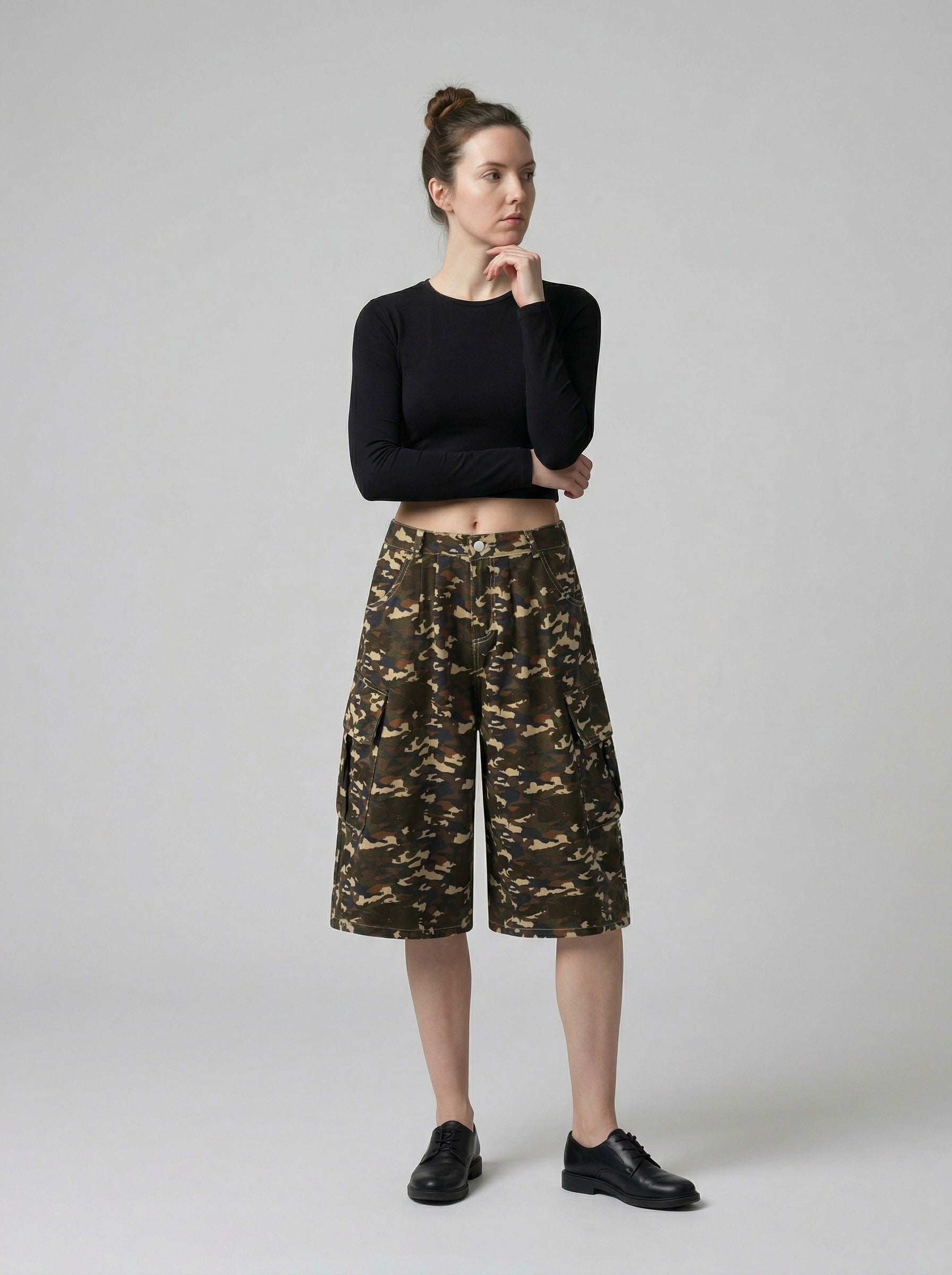Pantalones cortos cargo anchos de camuflaje