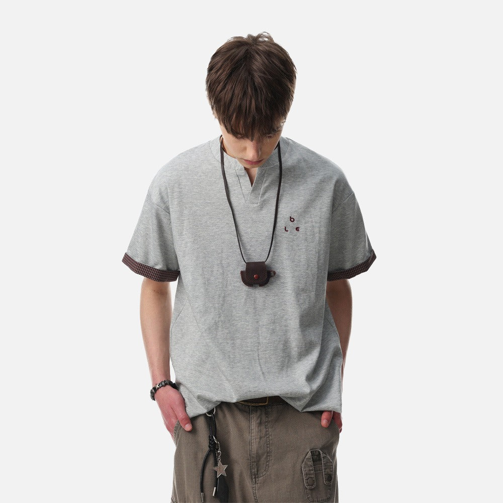 Camiseta informal con cuello en V y muesca