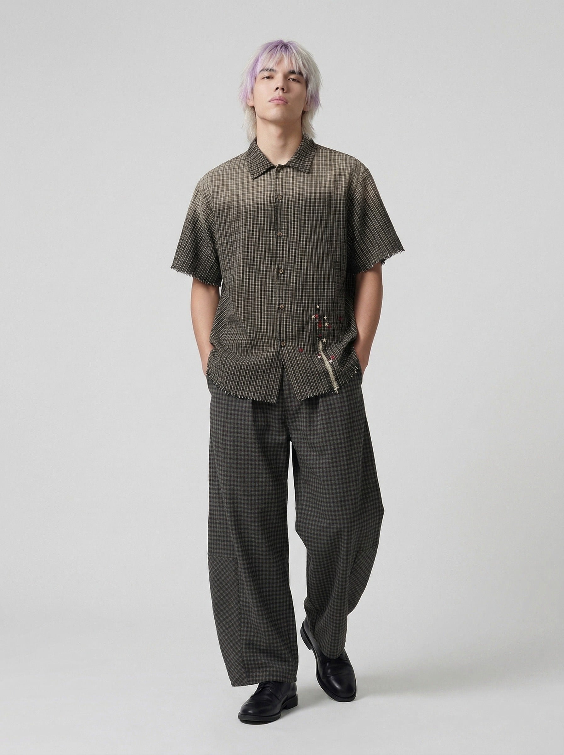 Camisa de manga corta a cuadros desgastada