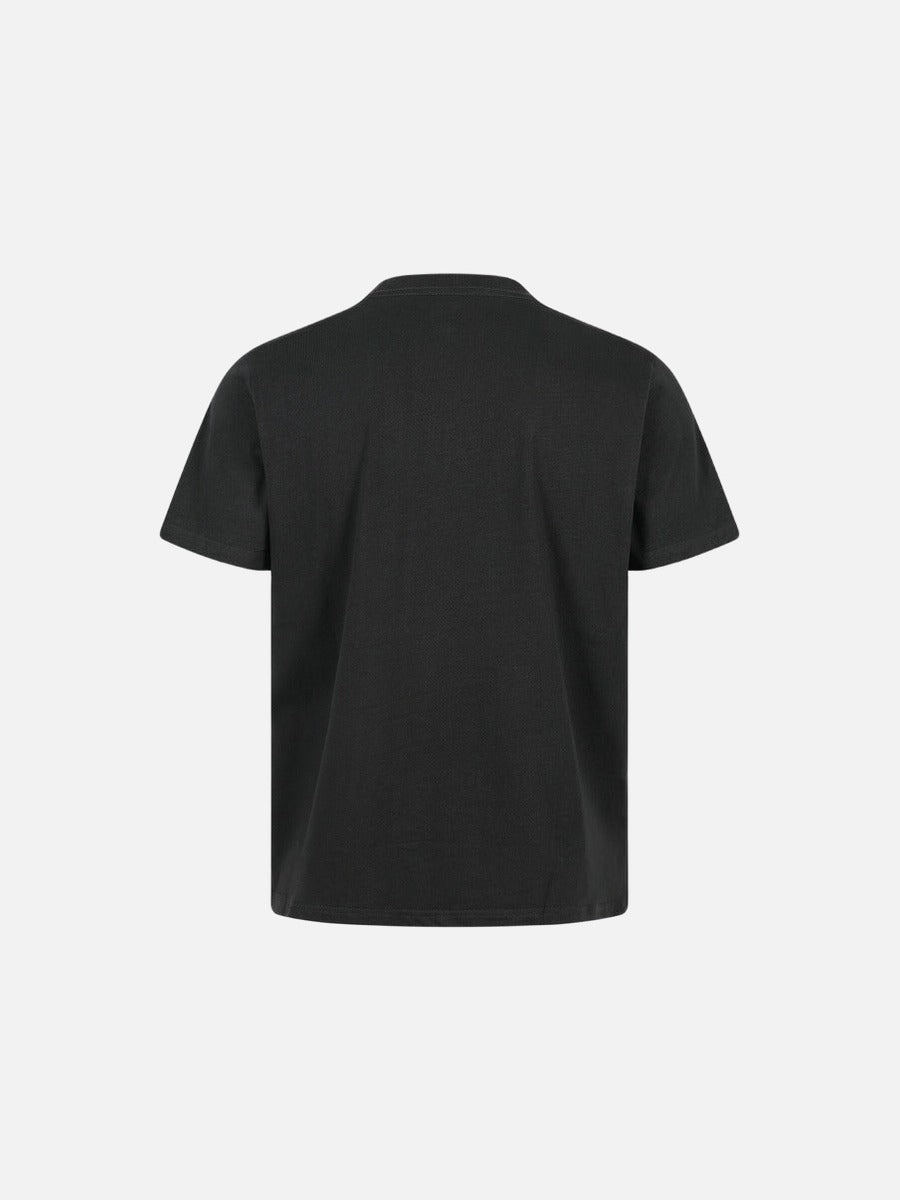 Camiseta Negra con Ojales Metálicos de Estilo Atrevido