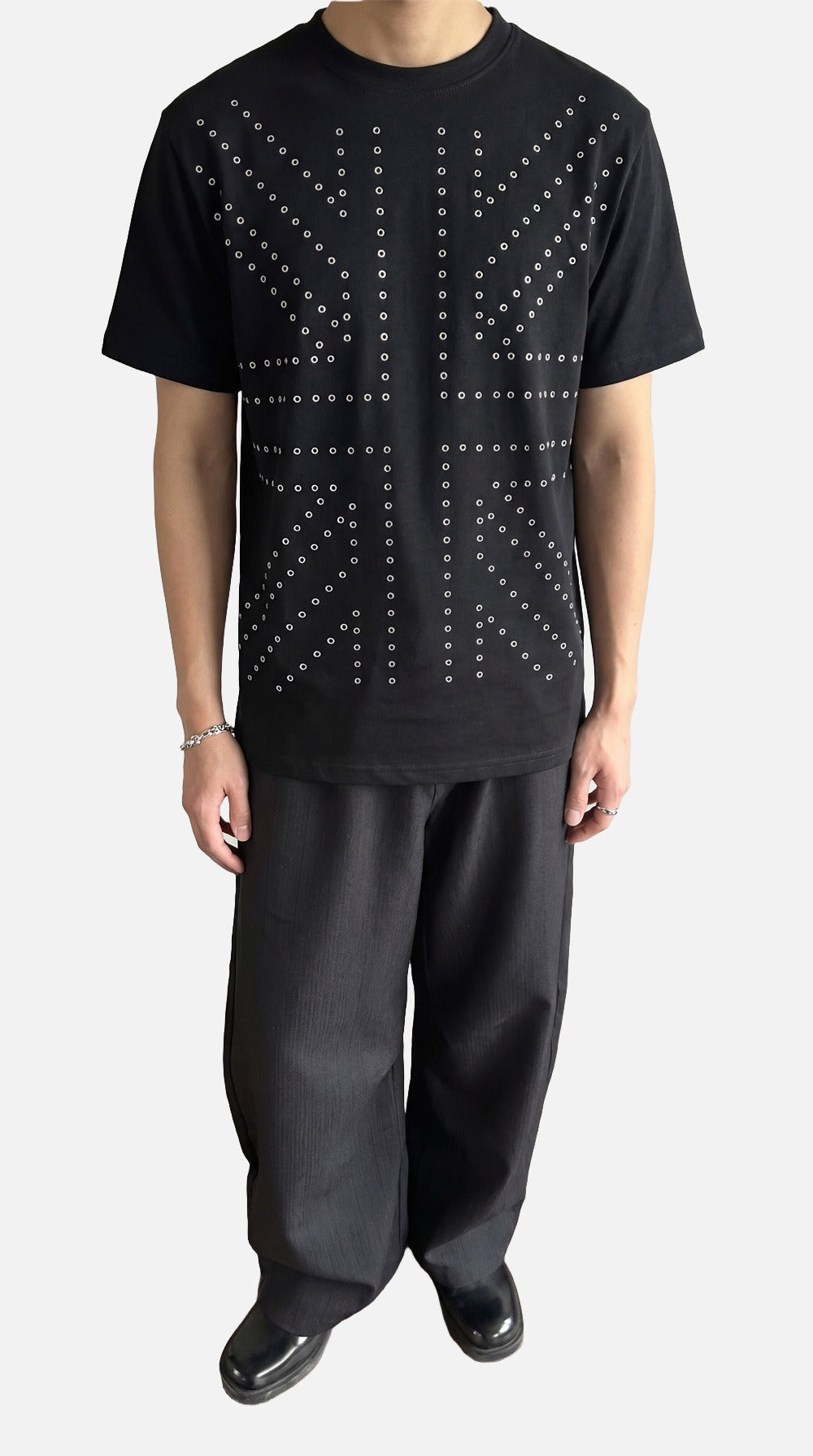 Camiseta Negra con Ojales Metálicos de Estilo Atrevido