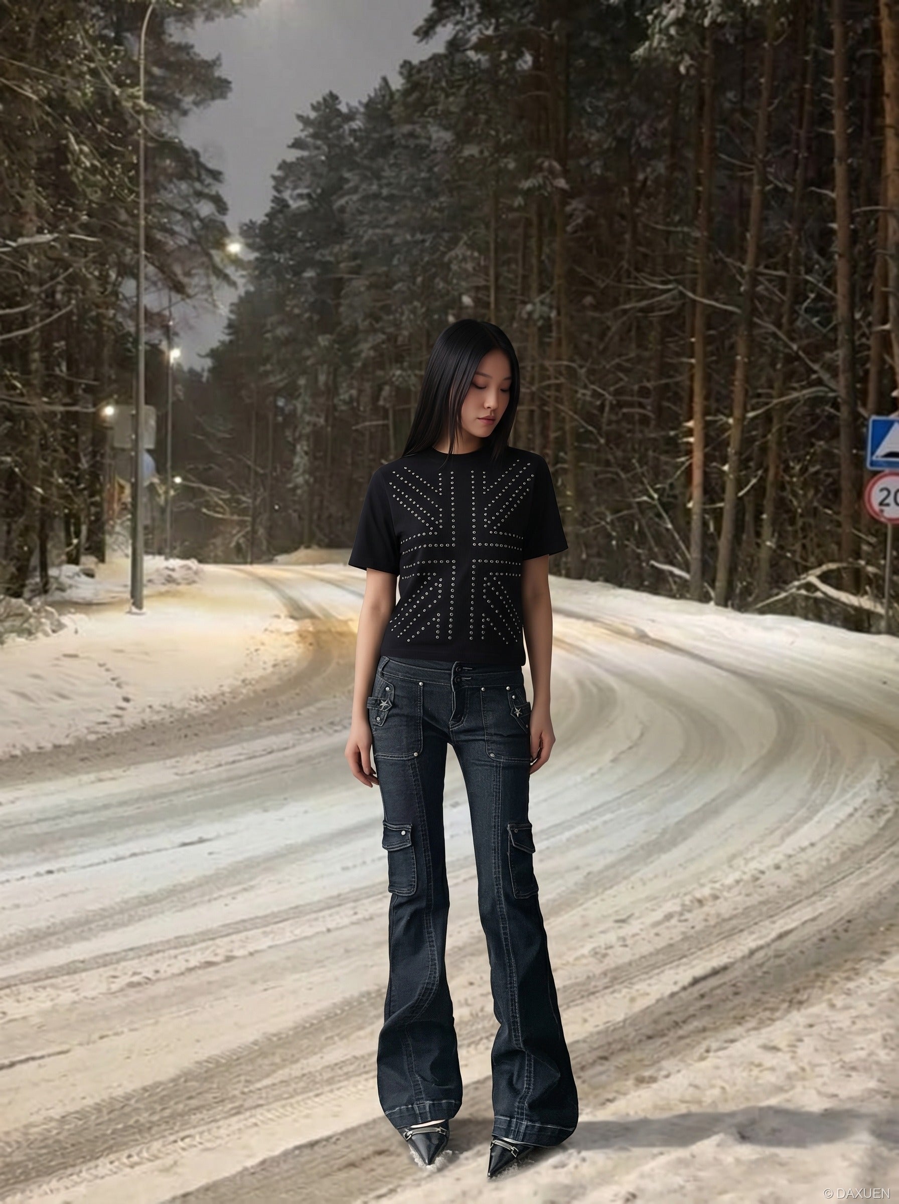Camiseta Negra con Ojales Metálicos de Estilo Atrevido