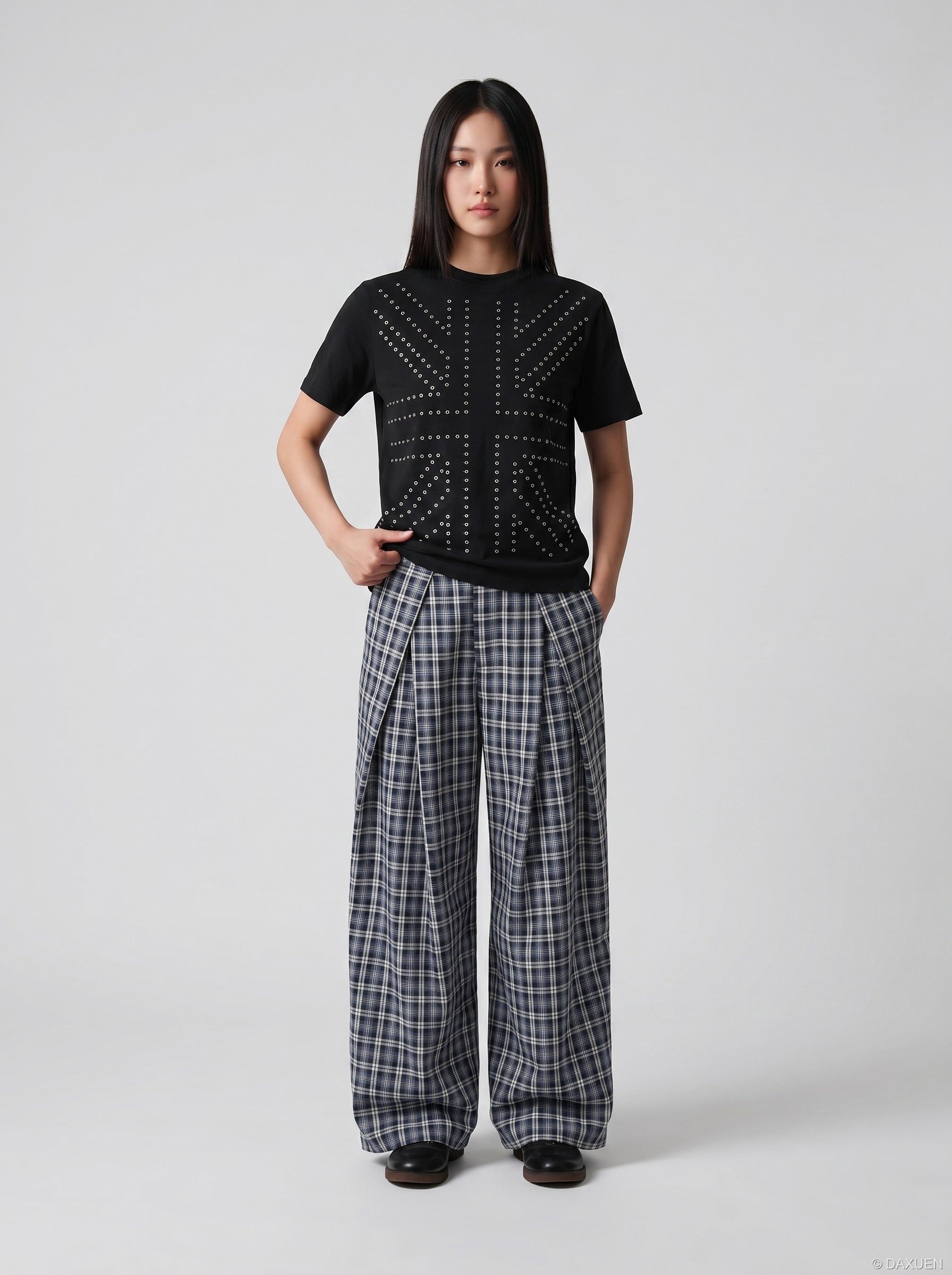 Camiseta Negra con Ojales Metálicos de Estilo Atrevido