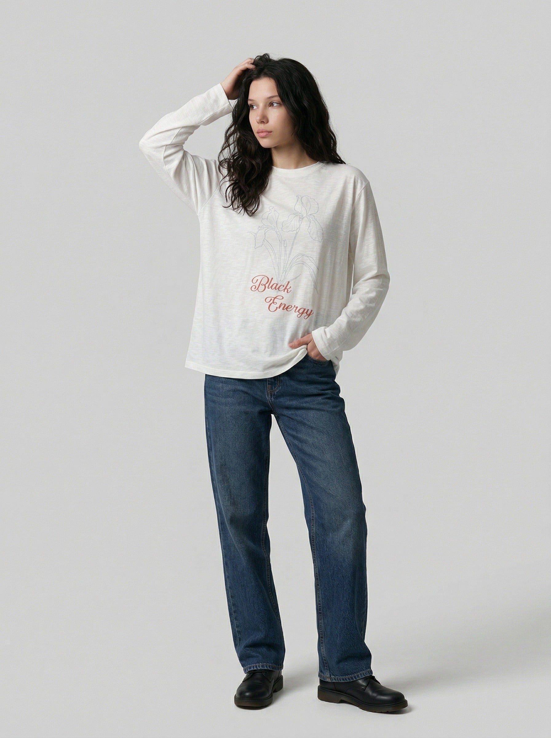 Camiseta de manga larga con dibujo lineal floral