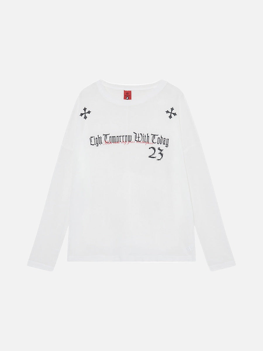 Camiseta de manga larga con letras góticas